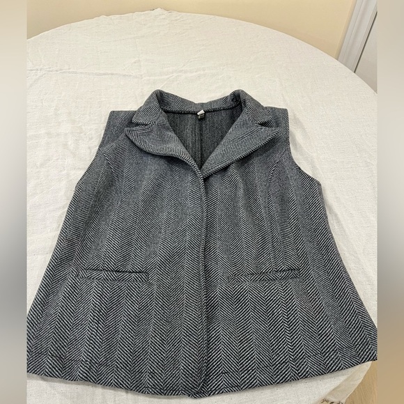 🛍️ 4 for $20 🛍️ Women's Gray Herringbone Vest - Picture 1 of 3